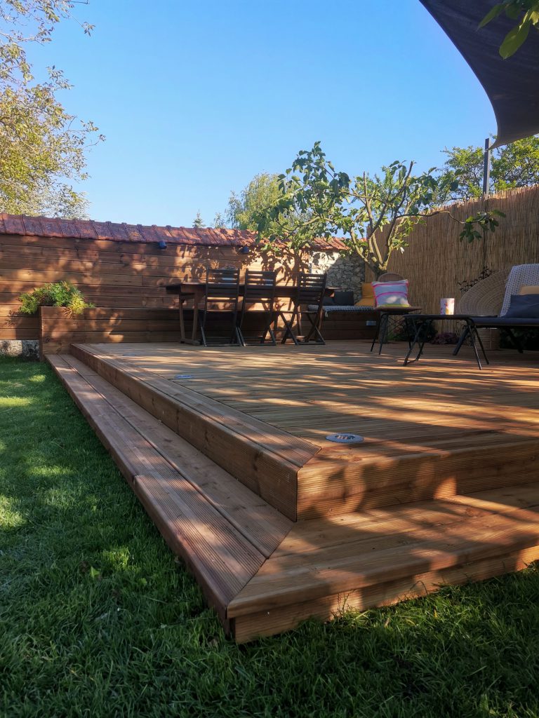 vue d'une terrasse en bois dans un jardin