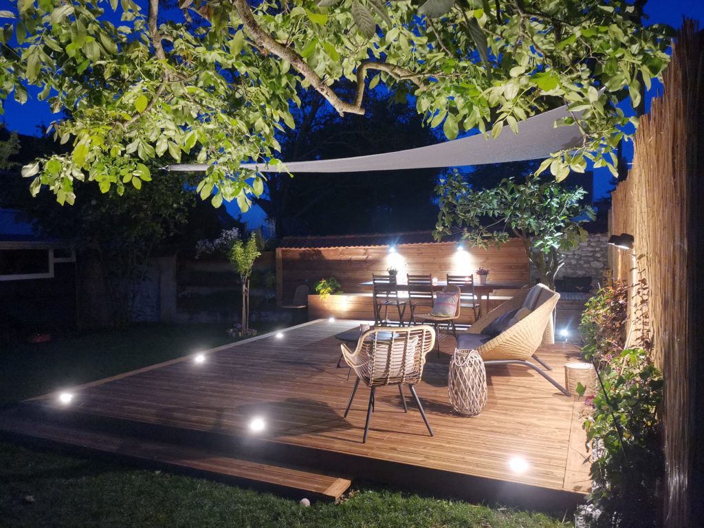 photo d'une terrasse de nuit