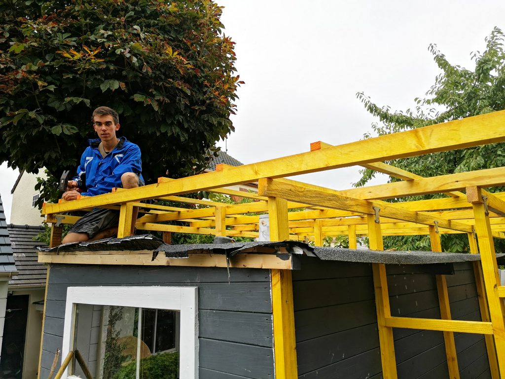 Théotime sur le toit de son atelier