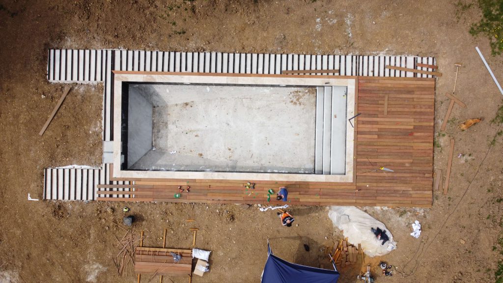 vue aérienne travaux d'une terrasse autour d'une piscine